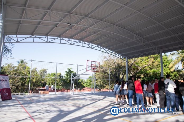 Gobernadora entrega cancha de usos múltiples a la UPN