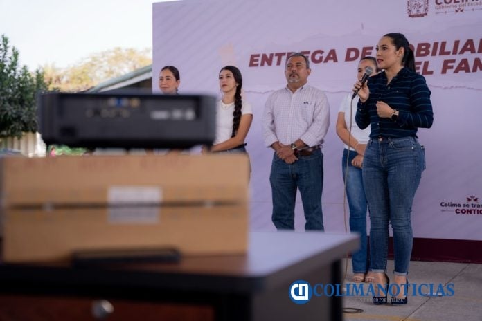 Indira Vizcaíno entrega mobiliario a docentes