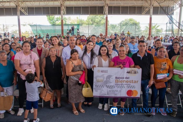 Indira entrega de becas de Gobiernos de México y Colima (2)