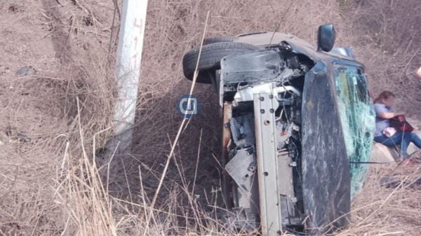 Maestra y dos acompañantes resultan heridos en volcadura en carretera a Coalatilla