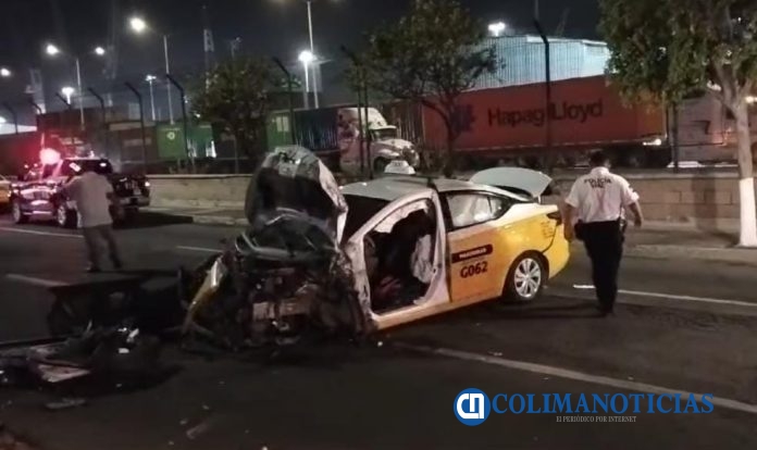 Taxi protagoniza aparatoso accidente por la colonia Las Joyas de Manzanillo