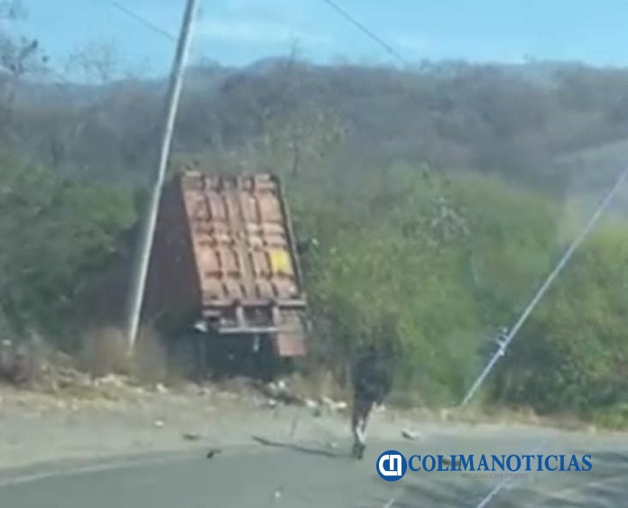 Tractocamión se sale de la cinta asfáltica