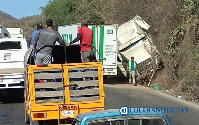 Tráiler choca contra el cerro del libramiento El Colomo