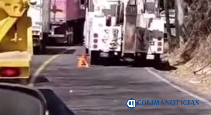 Tráiler se sale de la cinta asfáltica en la carretera libre Manzanillo-Armería