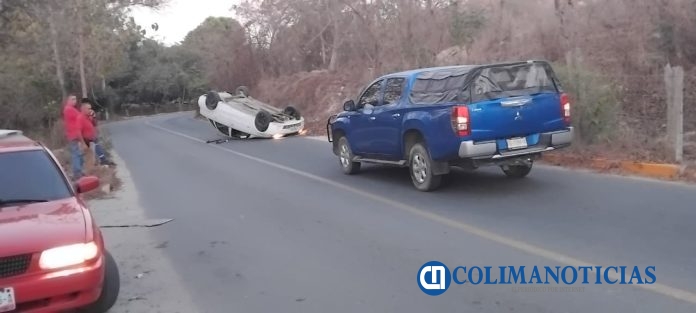Vuelca automóvil en la brecha al ejido Jalipa