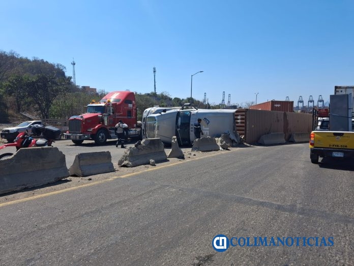 Vuelca tráiler en la entrada Manzanillo