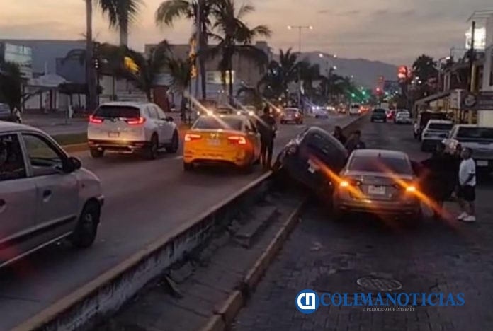 Bocho termina encima del camellón del Boulevard Miguel de la Madrid