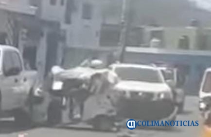 Choca mototaxi con camioneta estacionada