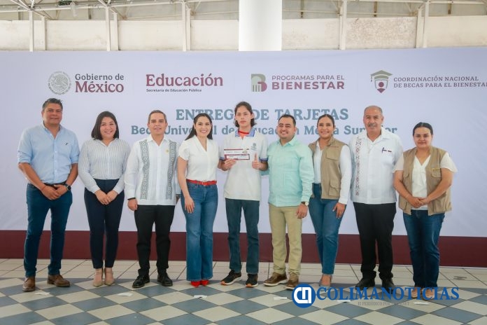 Entrega de becas Bentio Juárez a bachilleres