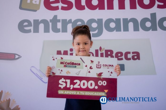 Gobierno del Estado de Colima entrega Mi ColiBeca