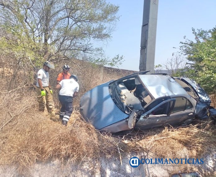 Grave hombre al volcar su vehículo en Armería