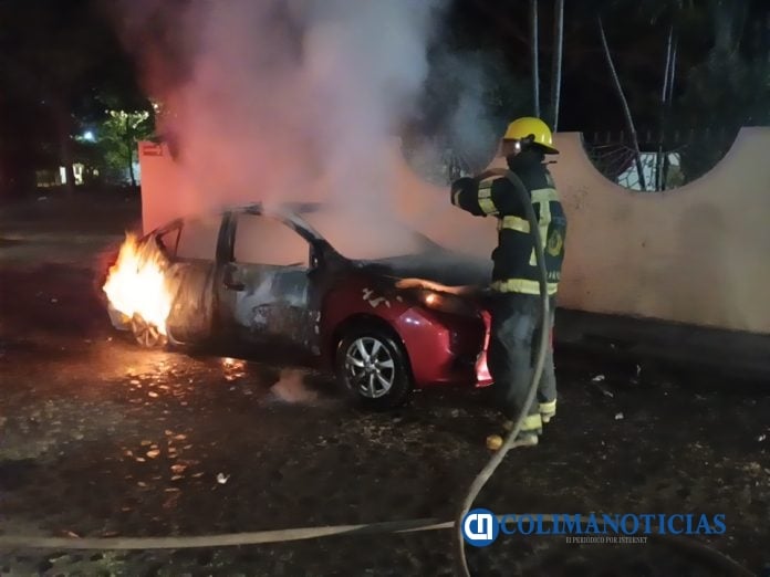 Incendian un vehículo