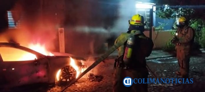 Le prenden fuego a tres vehículos y dos motocicletas en Guadalajarita (2)