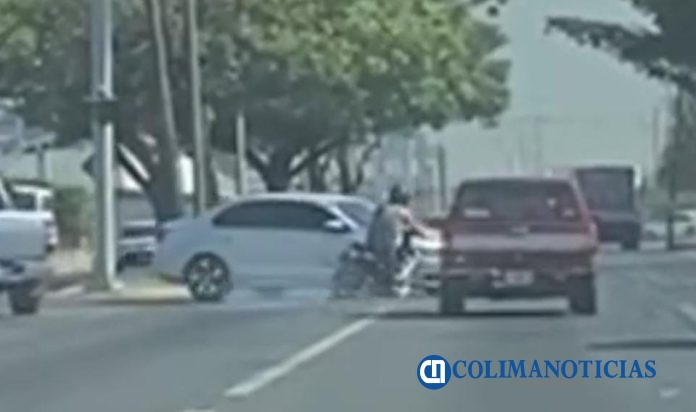 Motociclista se pasa el semáforo y choca contra vehículo en Manzanillo