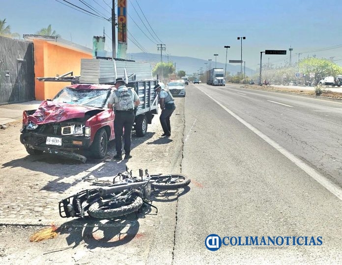 Mujer motociclistimpactada por una camioneta