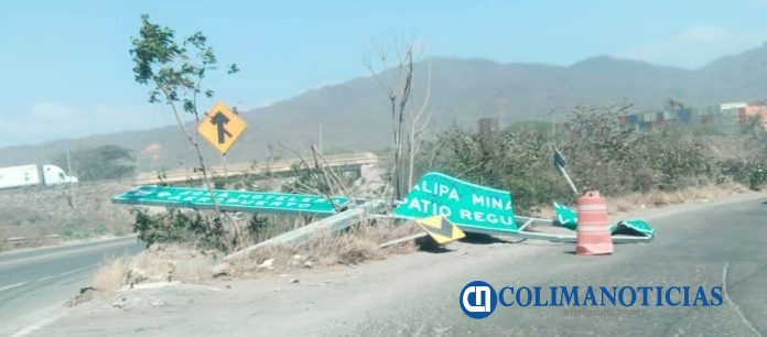 Reportan derribó de señalamiento vial en la carretera Puerto-Jalipa de Manzanillo