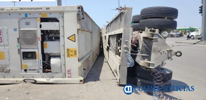 Reportan volcadura de contenedor en la carretera Puerto-Jalipa de Manzanillo
