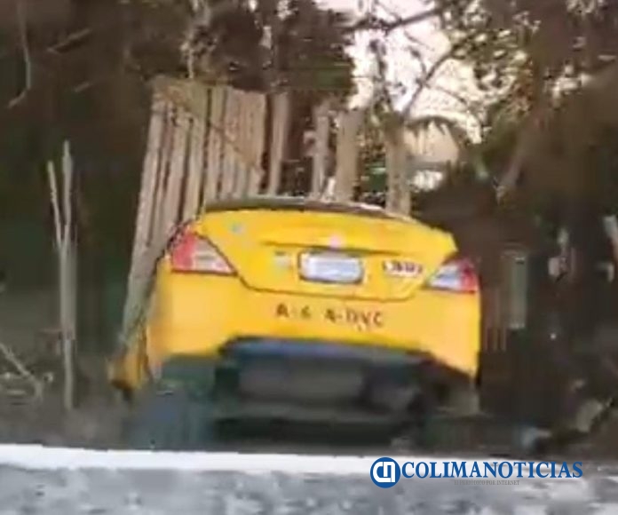 Taxi sufre accidente en el libramiento El Naranjo