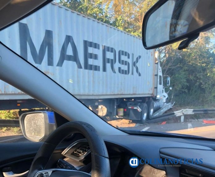 Tractocamión se sale de la cinta asfáltica