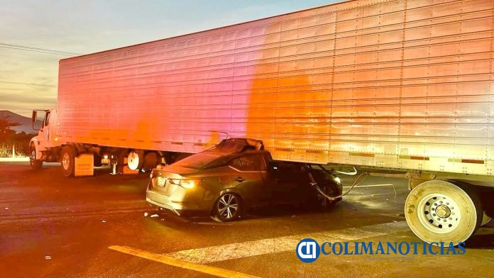Tráiler se atraviesa y vehículo