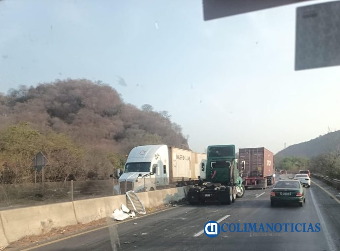 Accidente de tráiler a la salida de Manzanillo