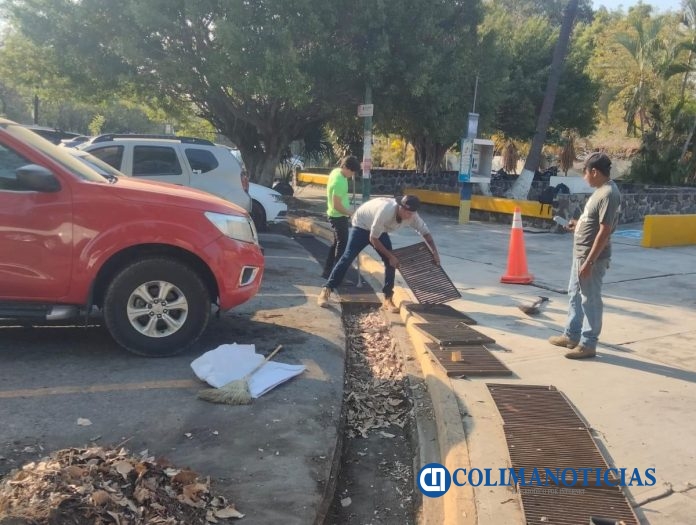 Ayuntamiento de Colima realiza limpieza de alcantarillas