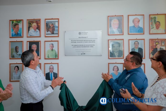 Develan placa y rector dicta conferencia por 50 años del Bach 7 (1)