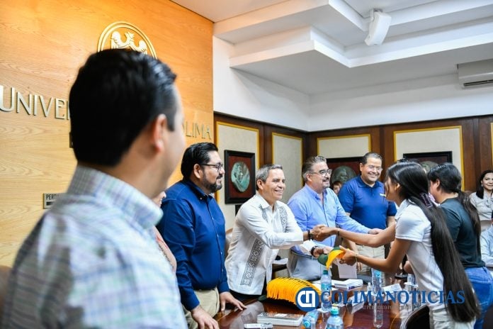 Entregan Beca Ucol-Kiosko a 50 alumnas destacadas_a