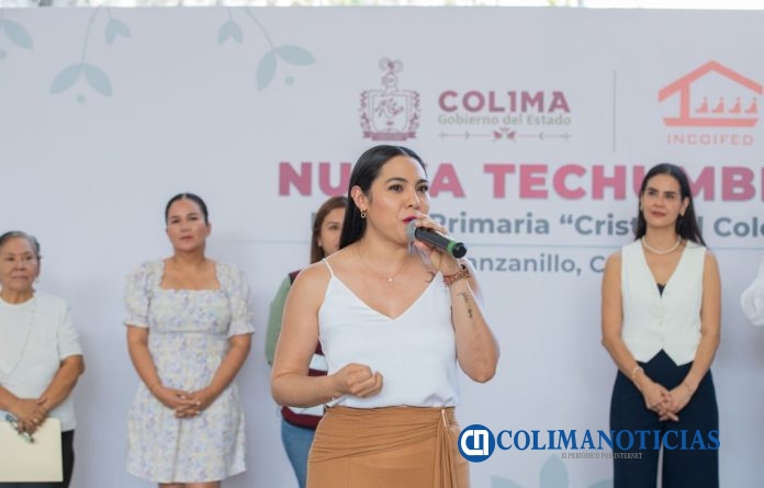 Gobernadora entrega techumbre en primaria de Manzanillo (2)
