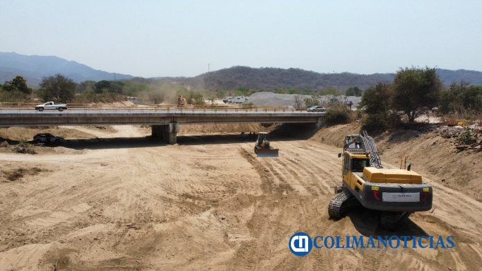 Gobierno del Estado de Colima inició desazolve en arroyo Punta de Agua, Manzanillo (2)