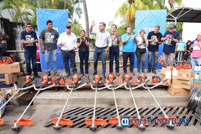 Presidente Riult Rivera entrega equipo a servicios públicos para la temporada de lluvias