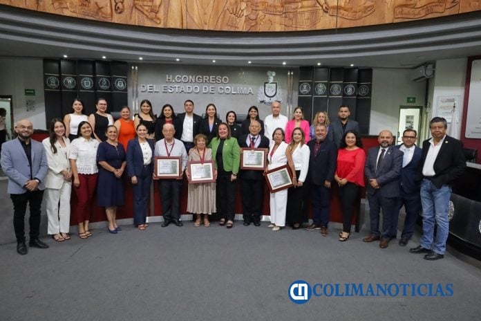 Reconocen trayectoria de docentes con más de 50 años o más de servicio