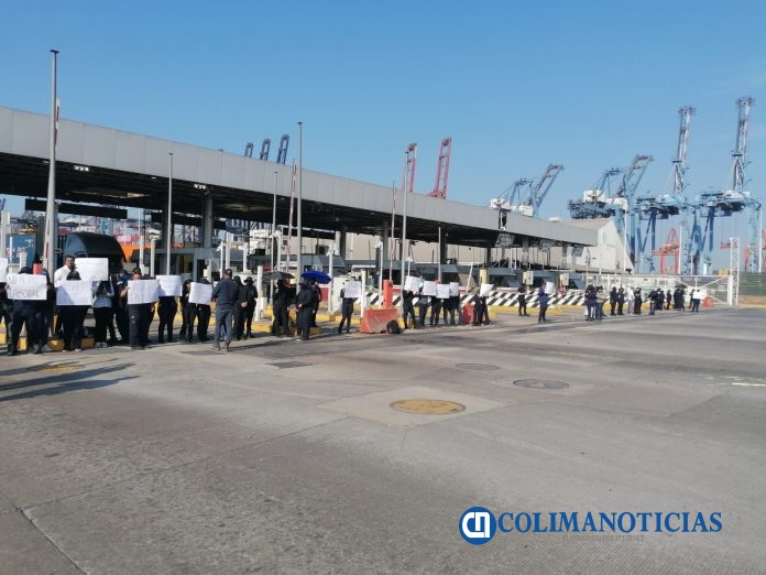 Se manifiestan trabajadores de la Aduana de México en Manzanillo (3)