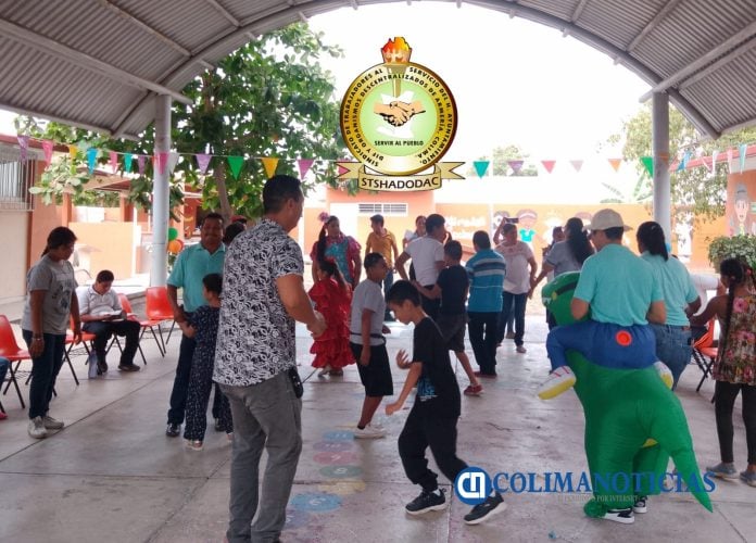Sindicato de Trabajadores festeja el Día del Niño con alumnos del CAM Armería (2)