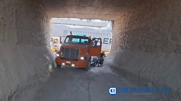 Tráiler queda atorado en puente de la brecha a Jalipa, en Manzanillo