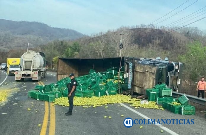 Vuelca camión cargada de mangos