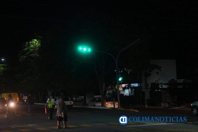 Atiende Tey petición vecinal e instala semáforos en Niños Héroes y Manzano (2)