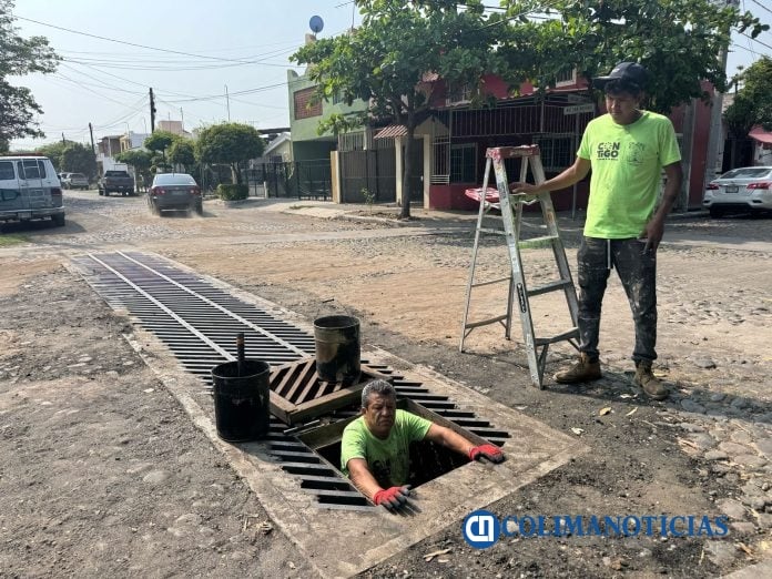 Ayuntamiento de Colima continúa los trabajos de desazolve de alcantarillas (5)