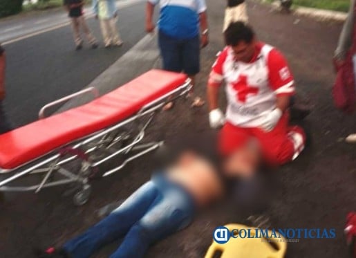 Camión Torton impacta a motocicleta en Tecomán; una mujer resultó herida