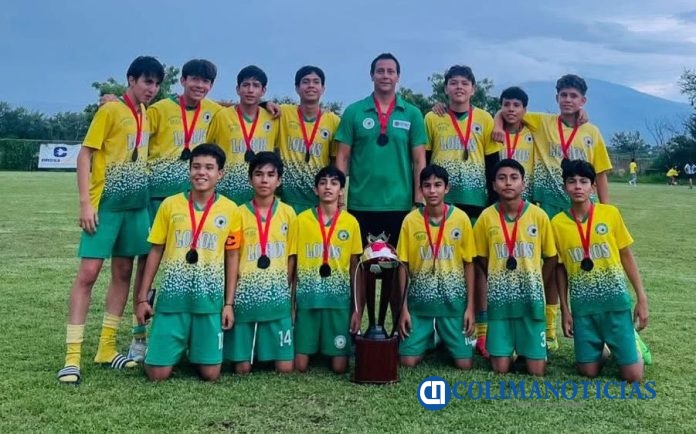El equipo de futbol Loros de la Universidad de Colima (categoría 2011)