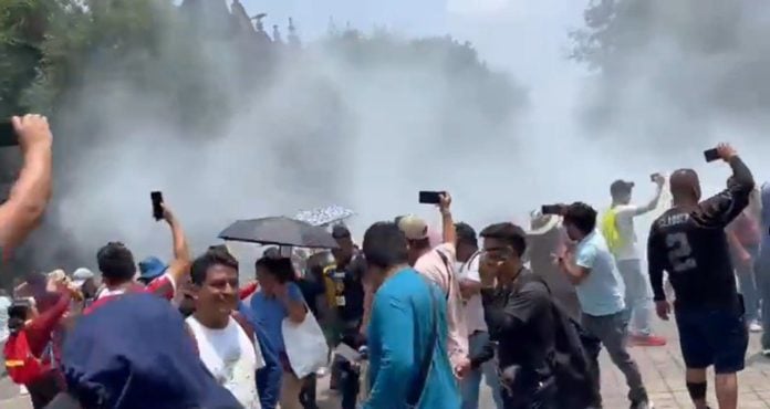 Enfrentamiento afuera de la Segob durante protesta de la CNTE