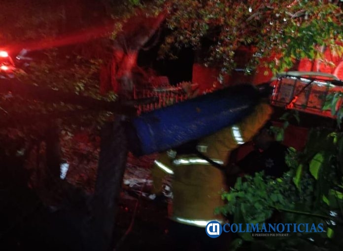 Fuego consume una vivienda en Cofradía de Juárez; no hay lesionados