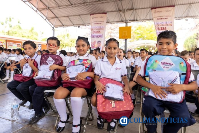 Gobierno del Estado de Colima entrega ColiBecas Mochilas