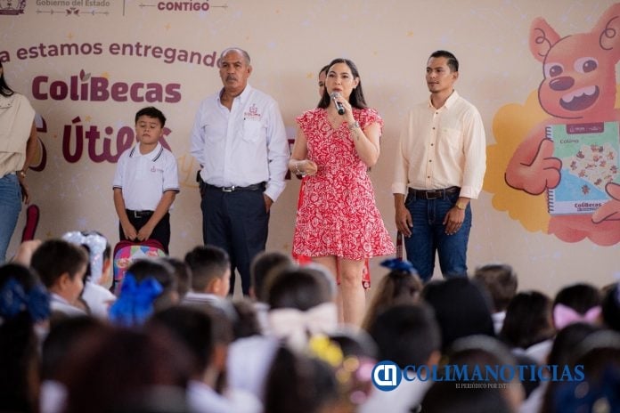 Indira Vizcaíno sigue entregando mochilas, útiles y uniformes gratuitos (2)