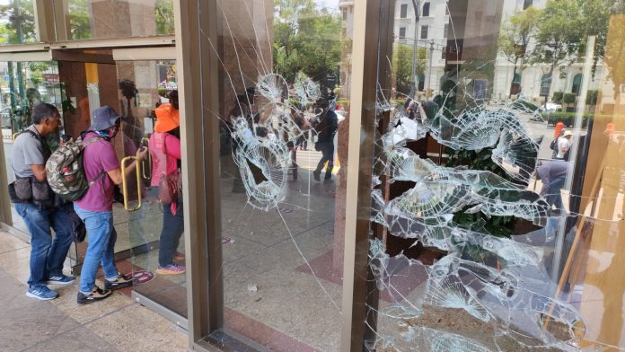 Integrantes de la CETEG vandalizan la Secretaría del Bienestar en Paseo de la Reforma
