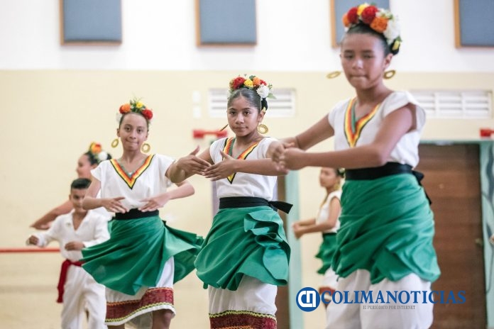 Realizan muestra escénica niñas y niños del CEDECO_k