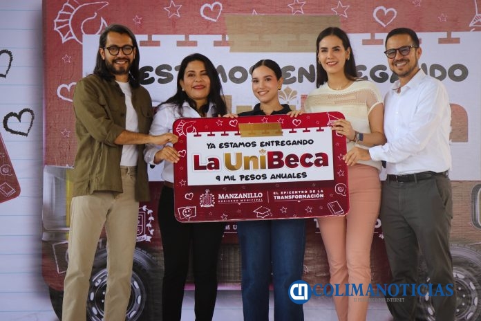 Tercera entrega de UniBecas, Manzanillo (1)