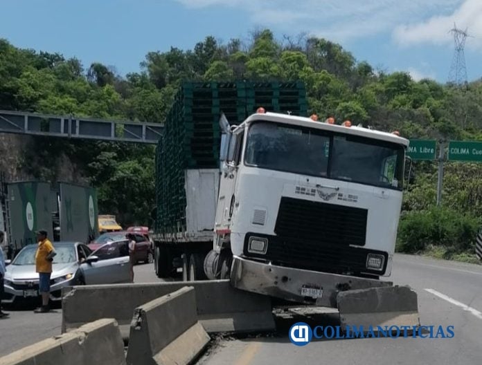 Tráiler se queda sin frenos choca autos y muro de contención a la salida de Manzanillo (2)