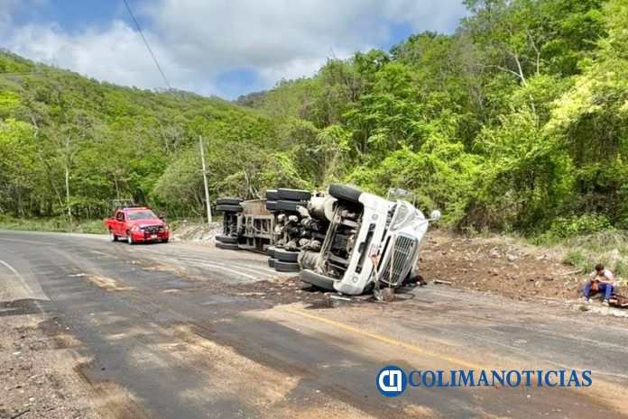 Vuelca tráiler en la carretera libre Armería-Manzanillo; no hay lesionados