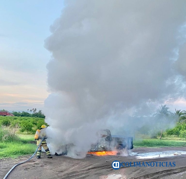 Se incendia camioneta en la carretera Tecomán–Boca de Pascuales